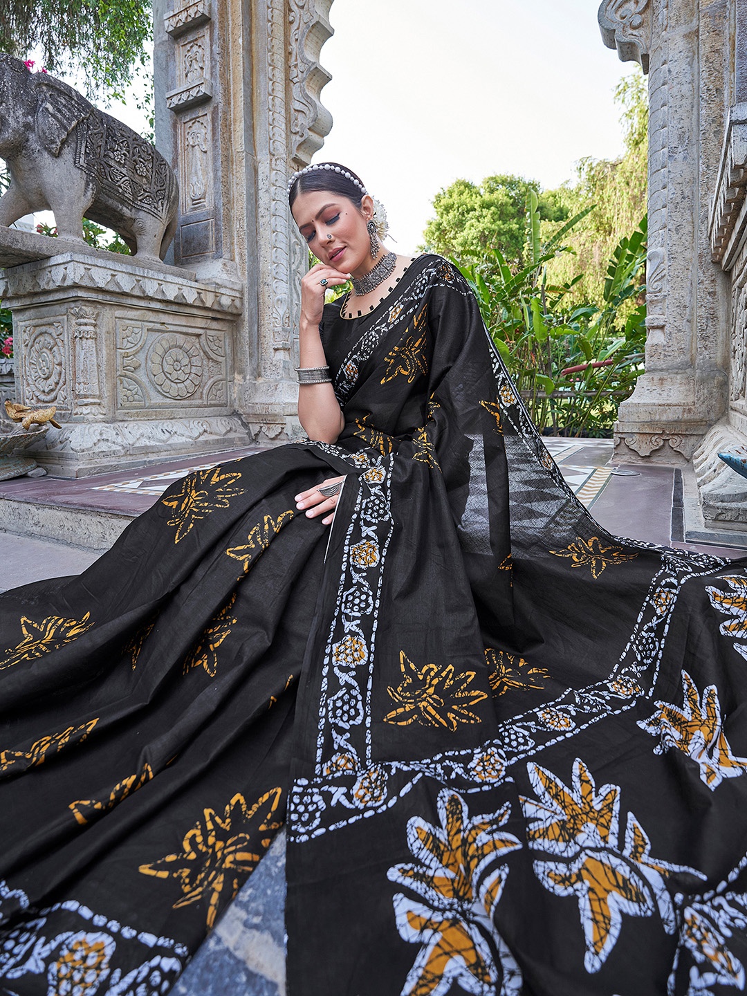 

Mitera Ethnic Motif Saree With Blouse Piece, Black
