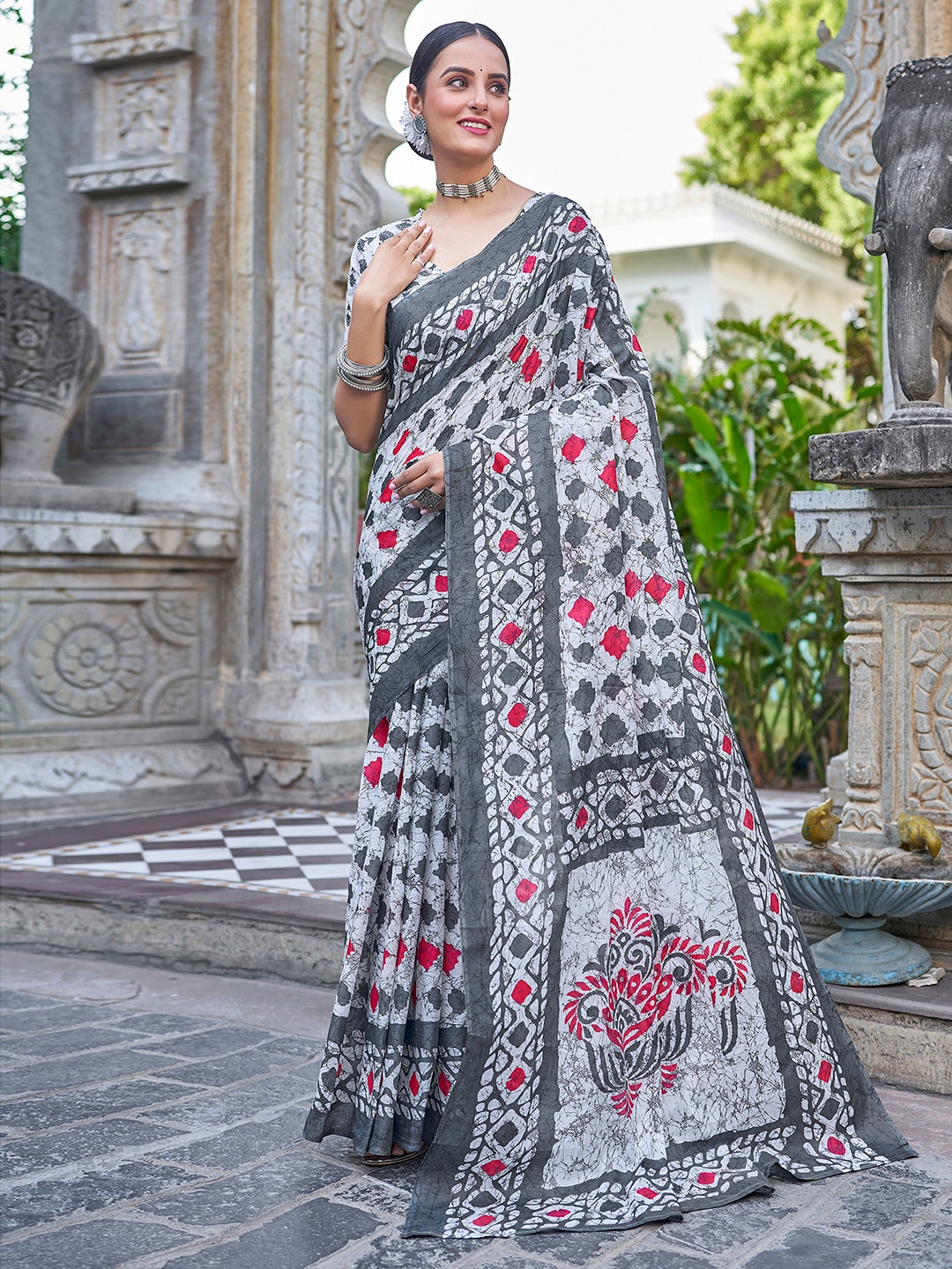 

Mitera Geometric printed Saree, White
