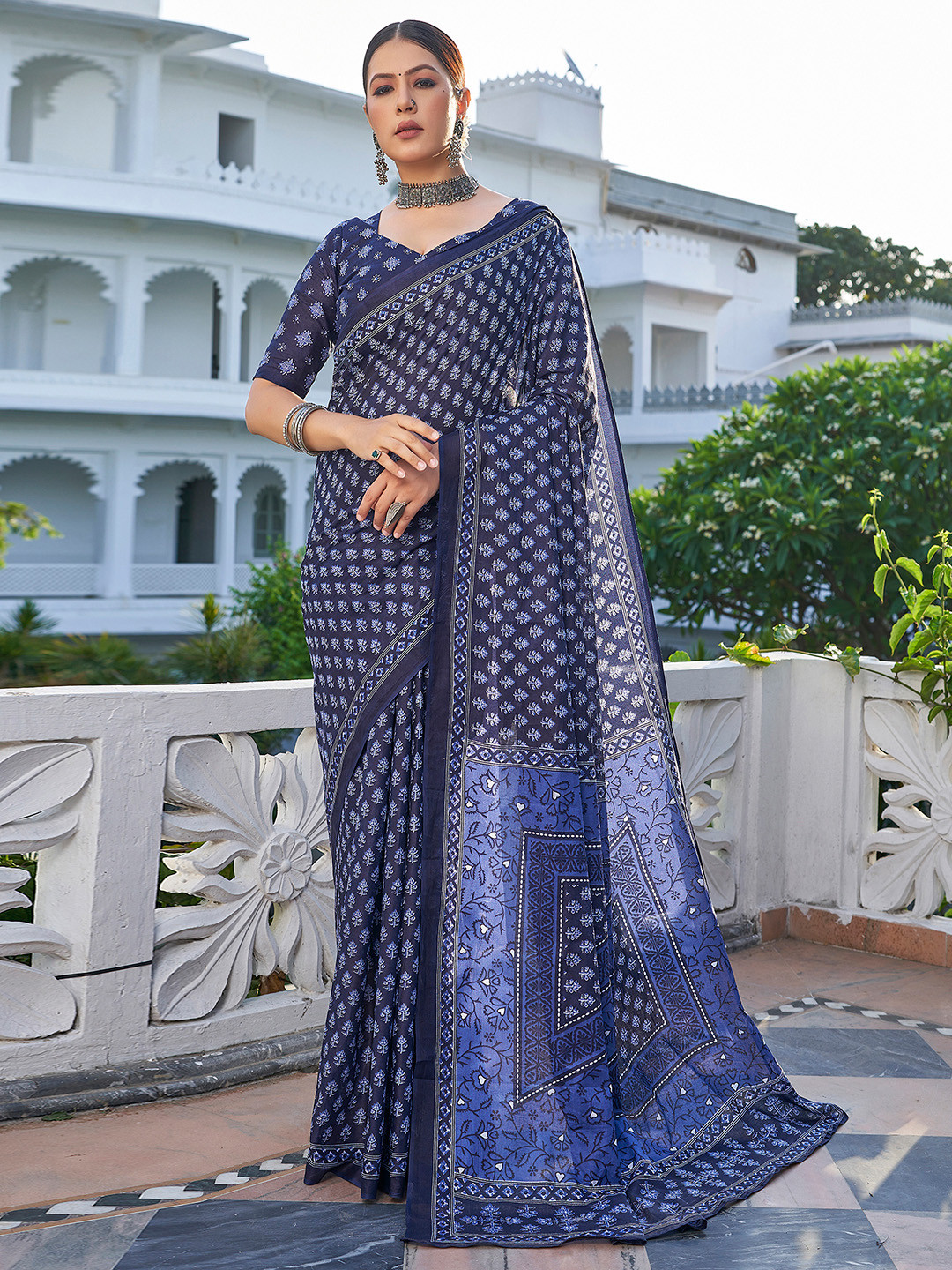 

Mitera Floral Printed Saree, Navy blue