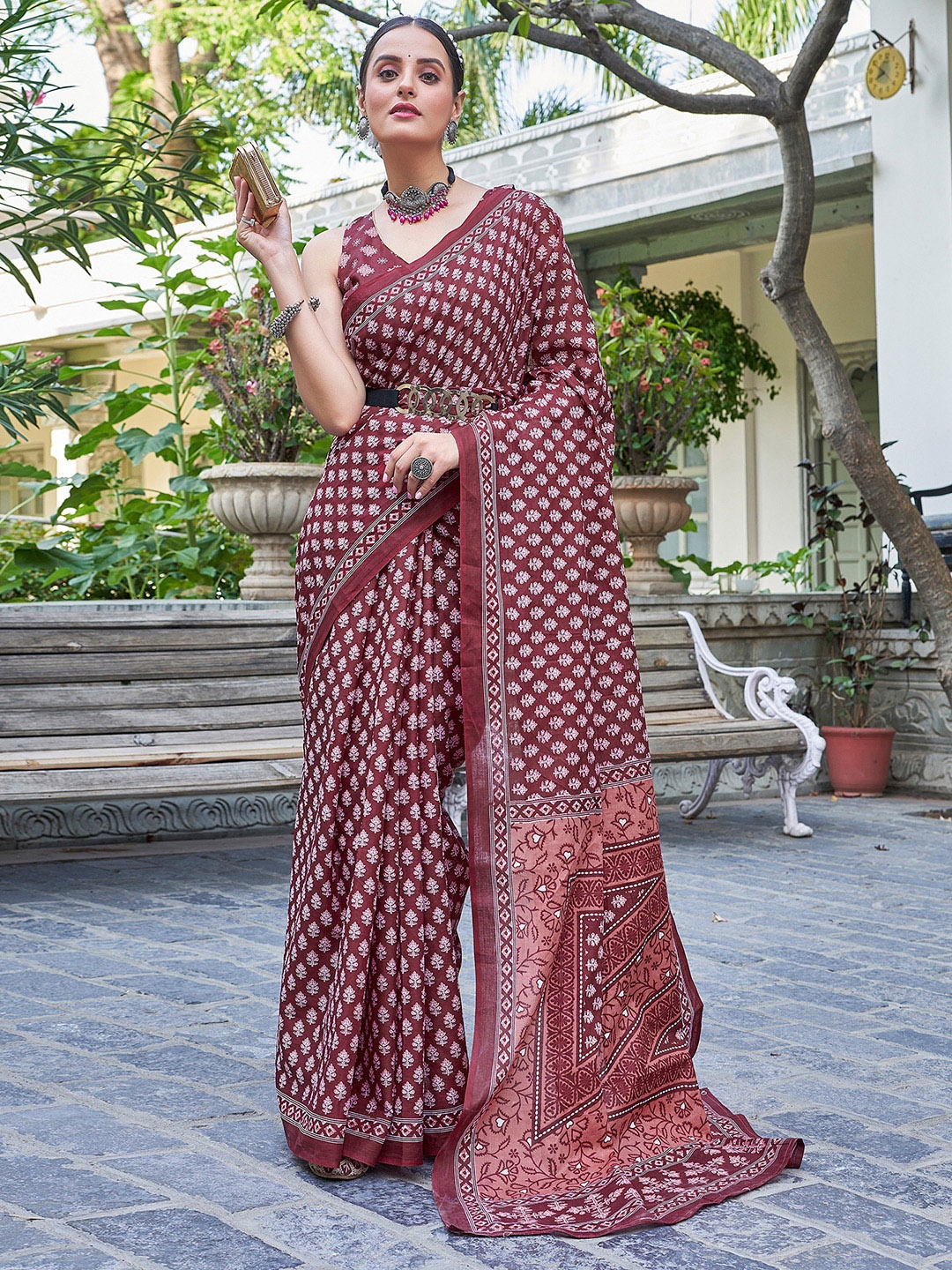 

Mitera Floral Printed Designer Saree, Maroon