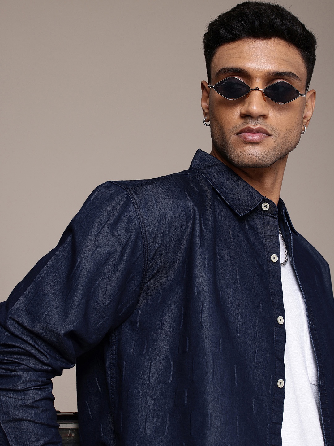 

Roadster Men Textured Relaxed Fit Casual Shirt, Navy blue