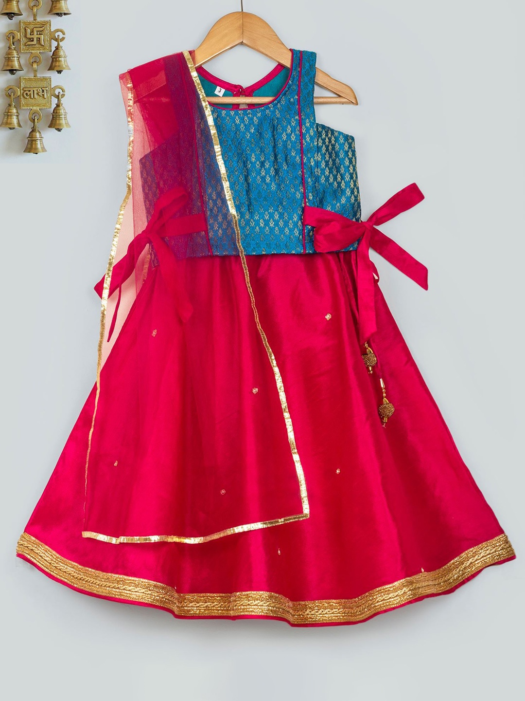 

Tangerine Closet Girls Woven Design Brocade Ready to Wear Lehenga & Blouse With Dupatta, Magenta