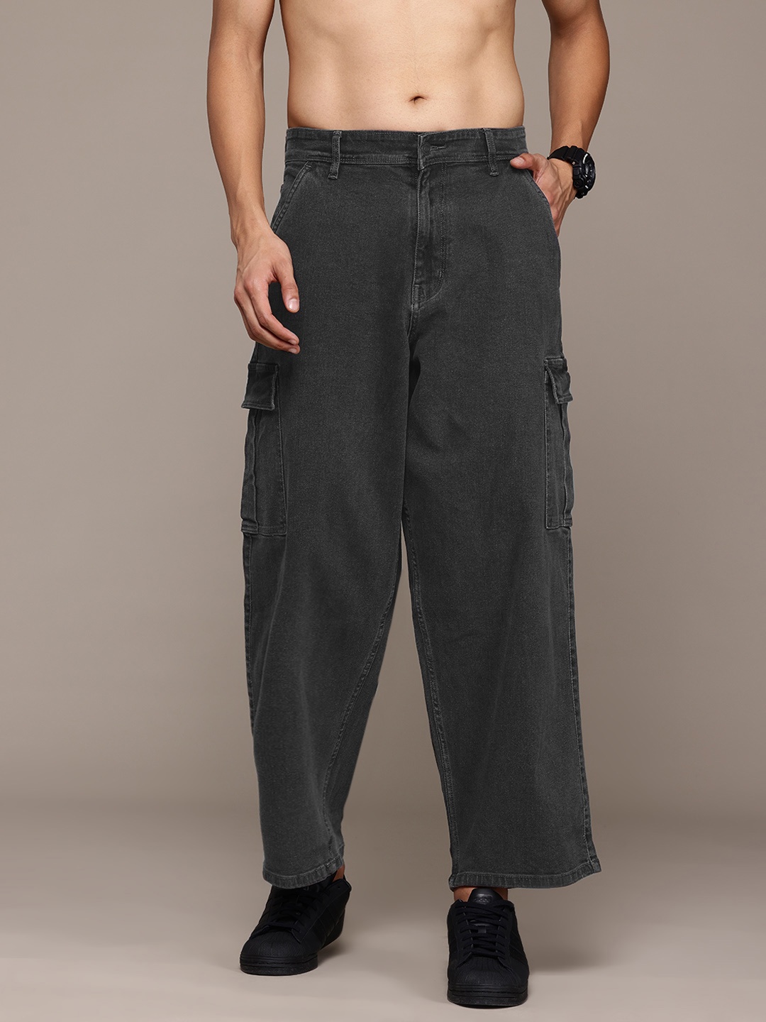 

The Roadster Lifestyle Co. Men Pure Cotton Baggy Loose Fit Jeans, Charcoal