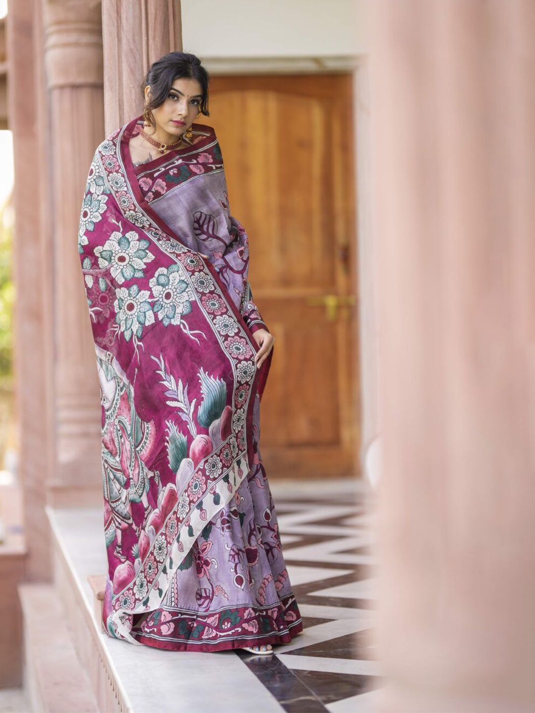 

Celeb Styles Ethnic Motifs Pure Linen Saree, Violet