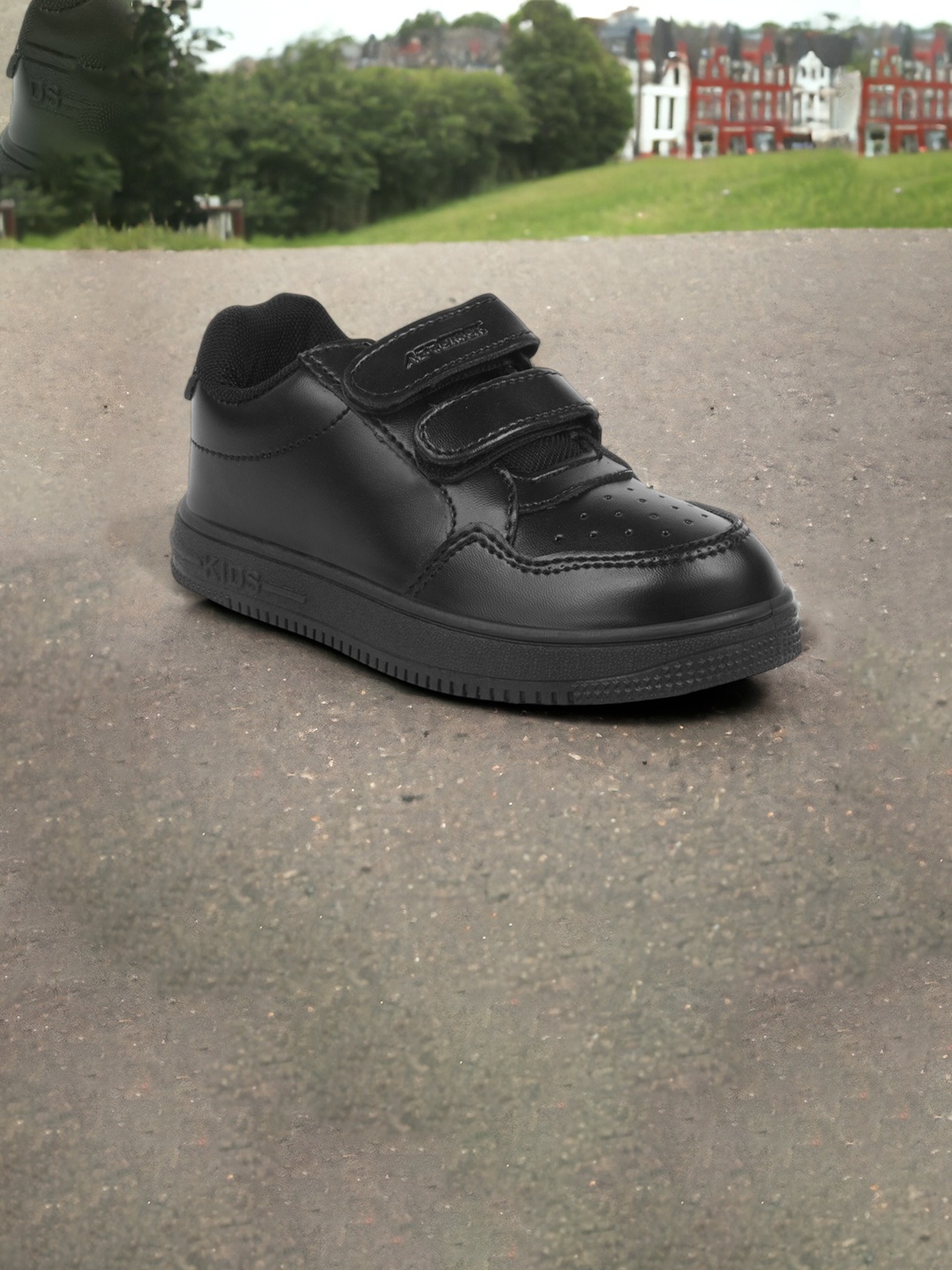 

Lil Lollipop Unisex Kids Perforations Sneakers, Black