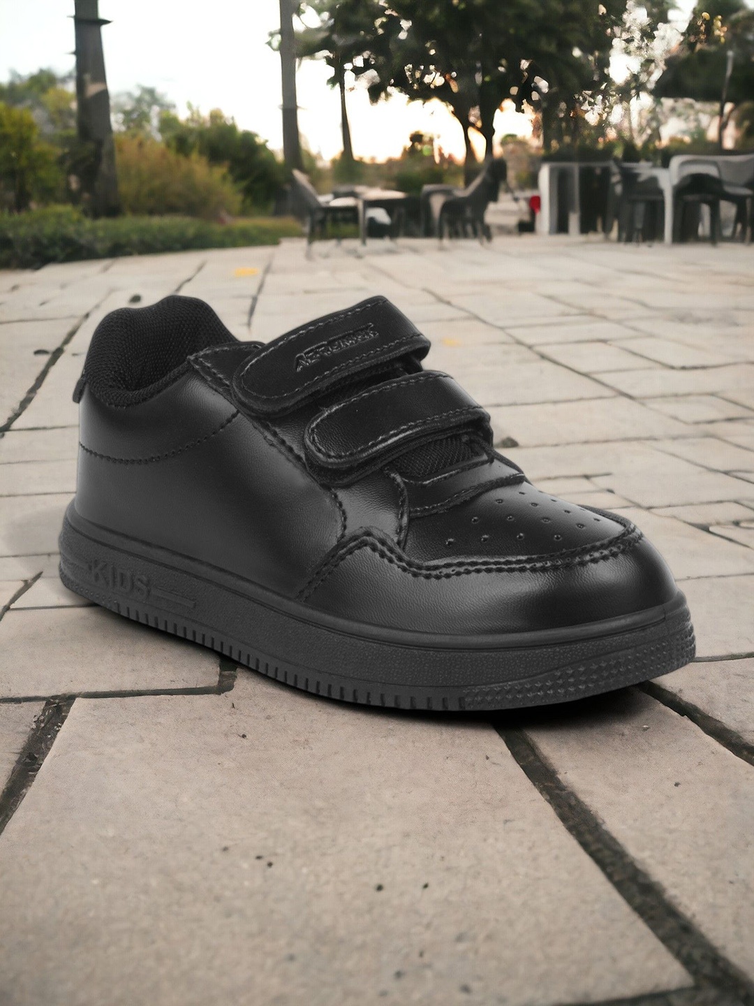 

Lil Lollipop Unisex Kids Textured Sneakers, Black