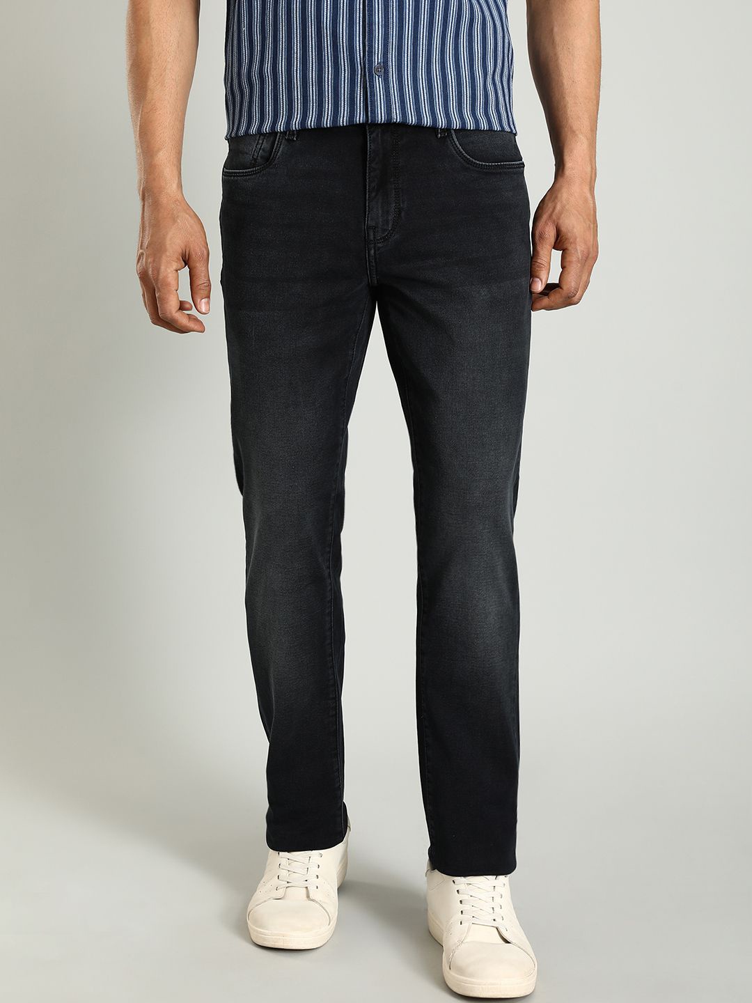 

Indian Terrain Men Brooklyn Slim Fit Clean Look Light Fade Stretchable Jeans, Black