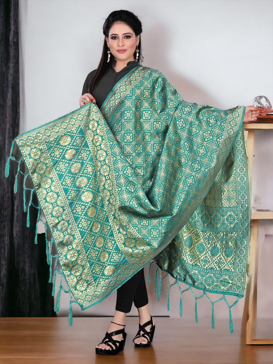 

CARTYSHOP Ethnic Motifs Woven Design Dupatta with Zari, Green
