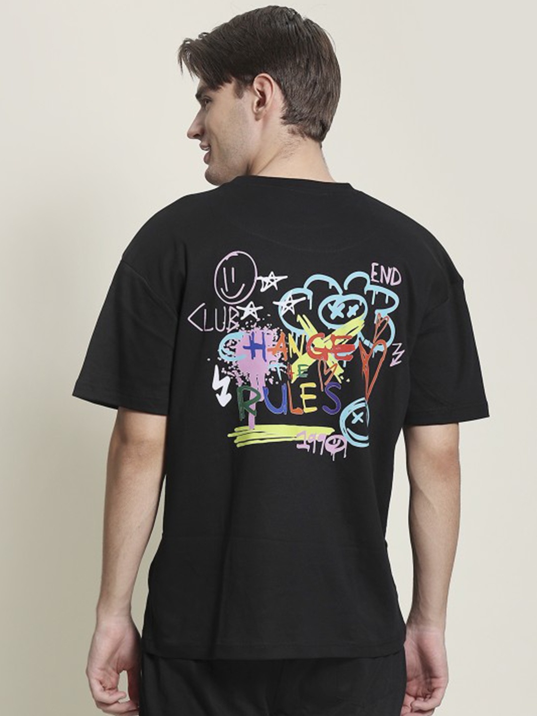 

Bene Kleed Men Black Graphic Printed Pure Cotton Oversized Tshirt