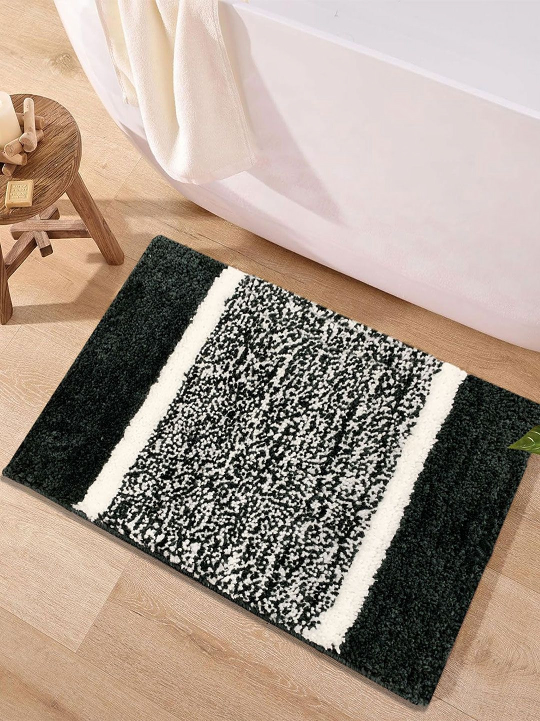 

LUXEHOME INTERNATIONAL Black & White Textured Polyester Anti Skid 1800GSM Bath Mat