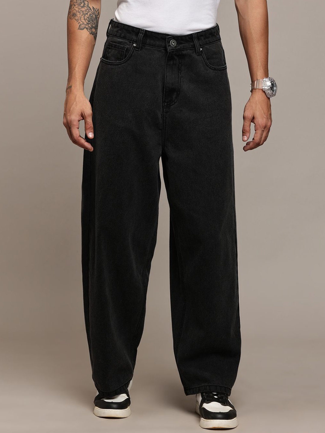 

The Roadster Lifestyle Co. Men Pure Cotton Relaxed-Fit Light Fade Jeans, Black