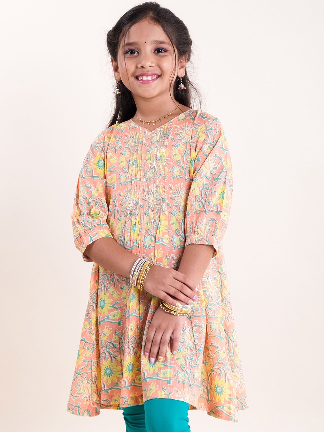 

KiddoPanti Girls V Neck Puff Sleeves Floral Printed Straight Cotton Kurta, Peach