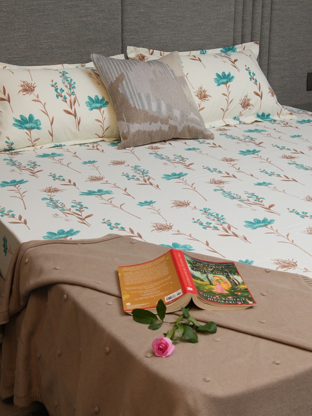 

URBAN SPACE White Floral Printed 200 TC Cotton Queen Bedsheet with 2 Pillow Covers