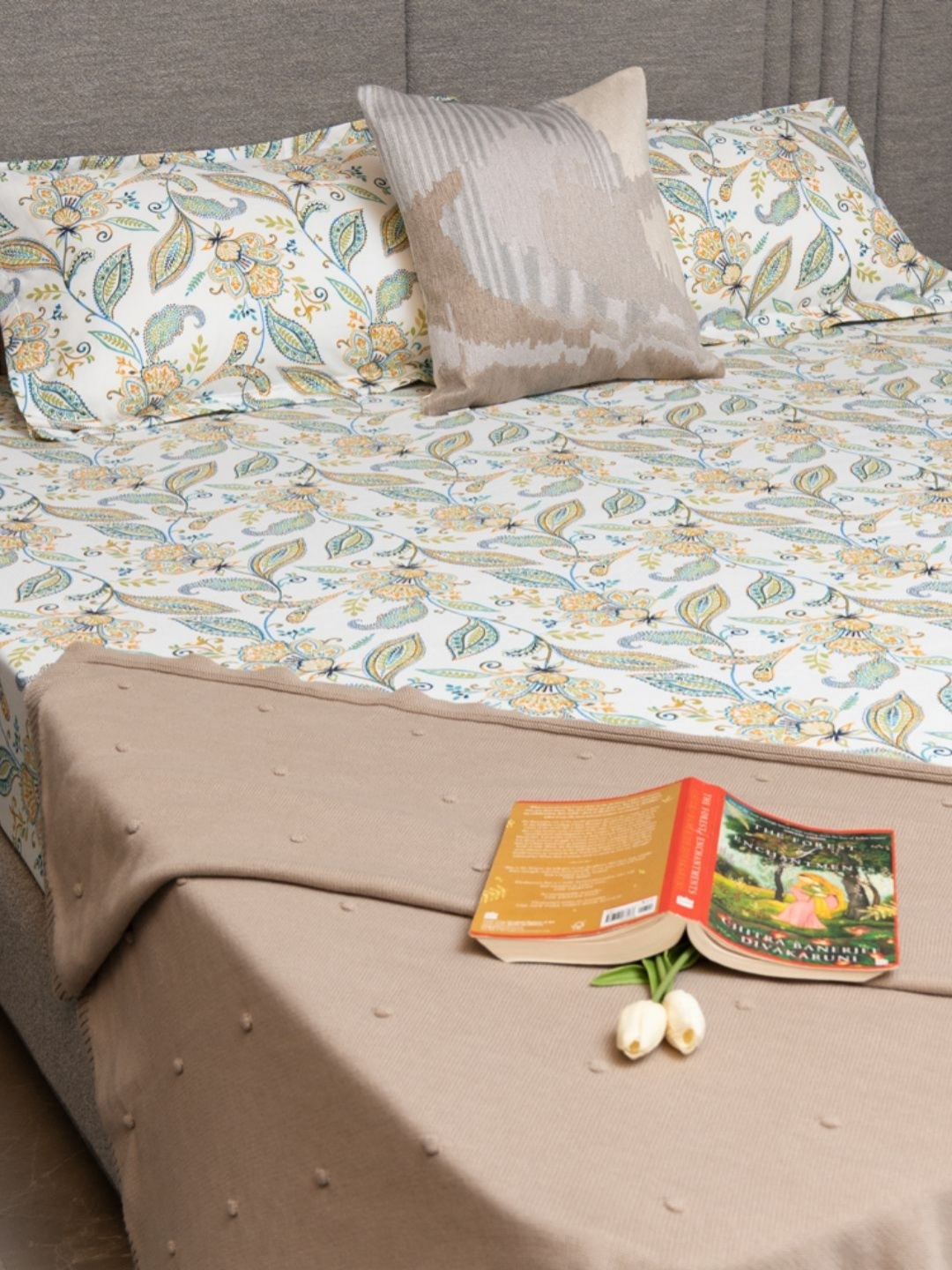 

URBAN SPACE Blue & White Floral Printed 200 TC Cotton Queen Bedsheet With 2 Pillow Covers