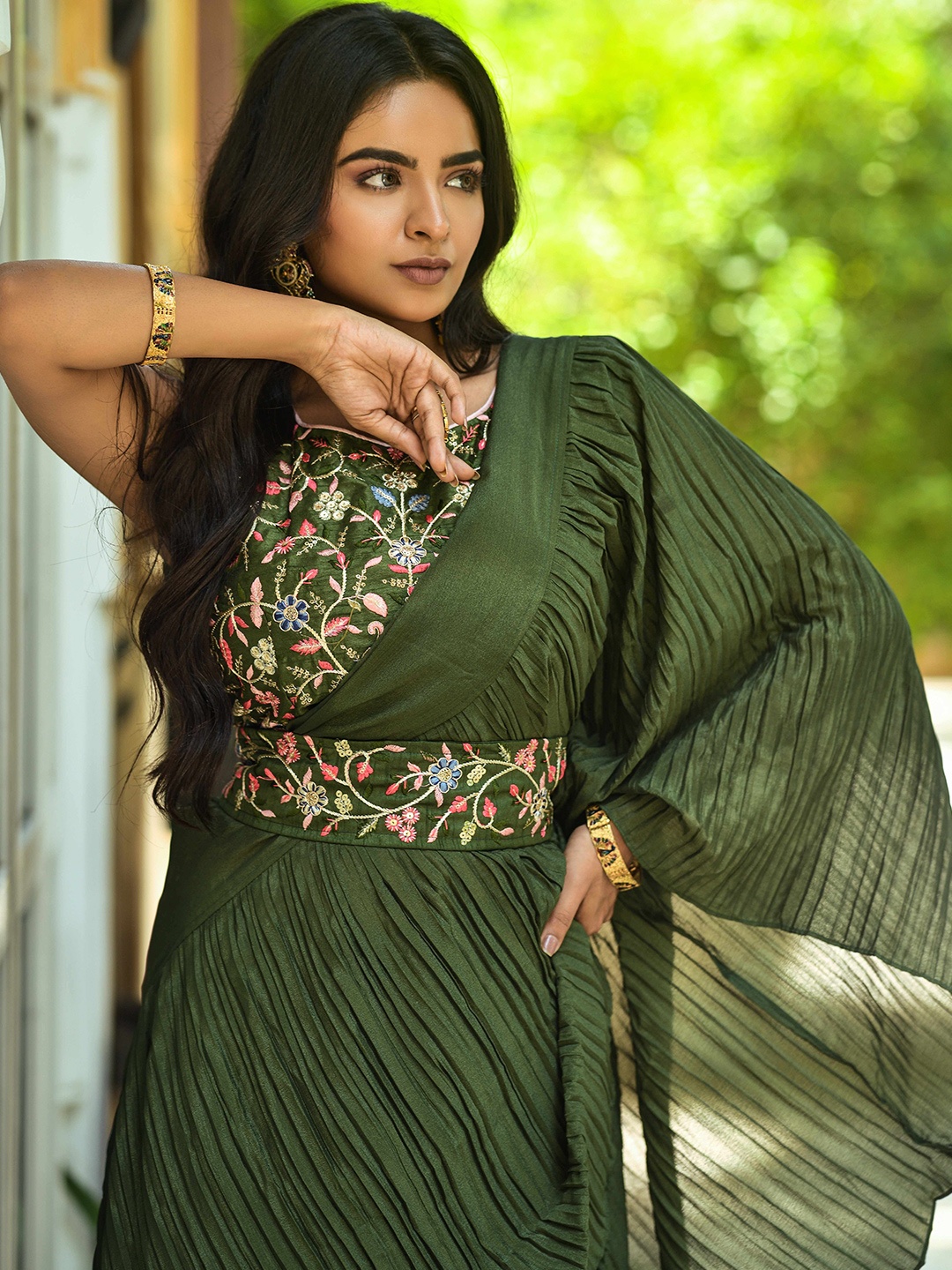

ZIBLON Embroidered Belted Saree, Green