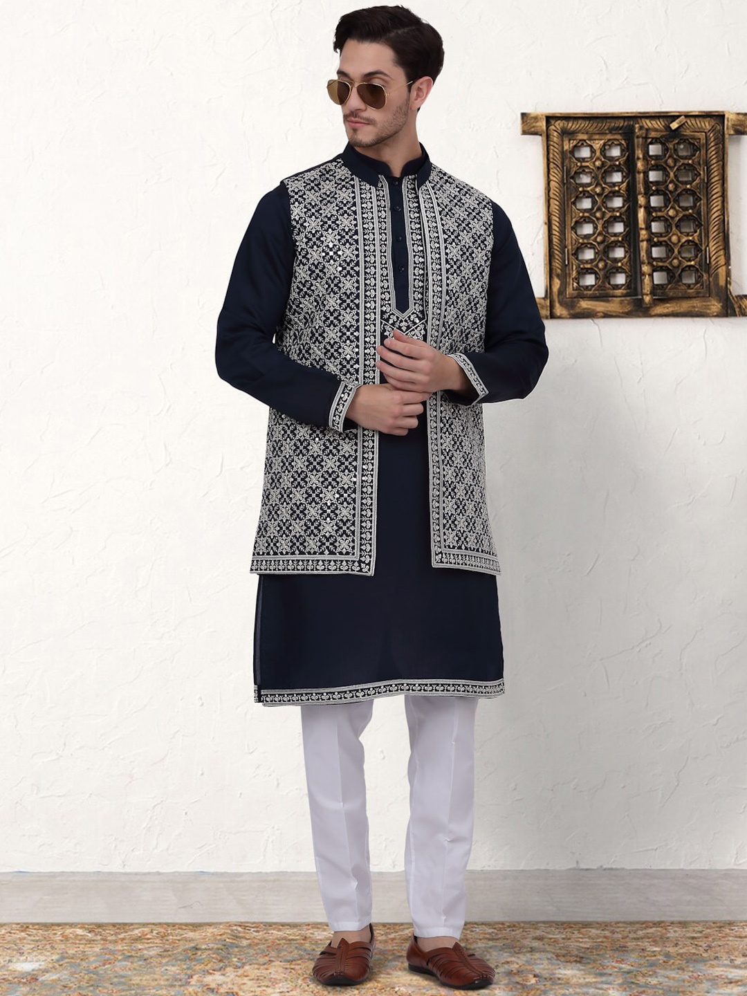 

Jompers Ethnic Motifs Yoke Design Regular Thread Work Kurta with Pyjama & Jacket, Navy blue