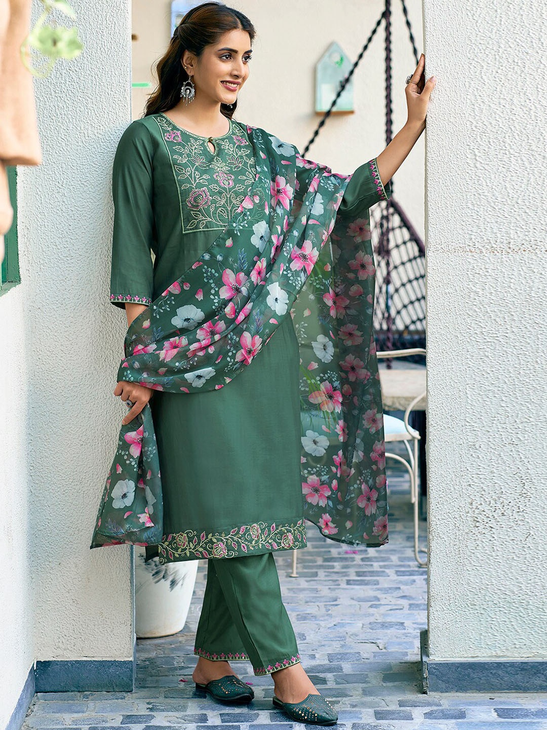 

SKYLEE Green Floral Yoke Design Keyhole Neck Straight Kurta With Trousers & Dupatta