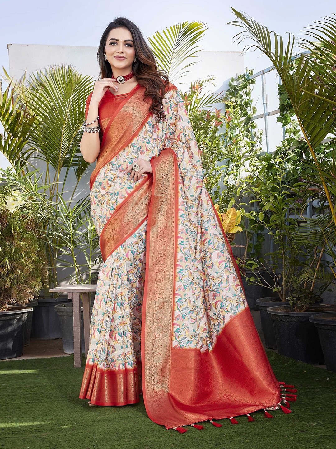 

Panzora Embellished Zari Banarasi Saree, Red
