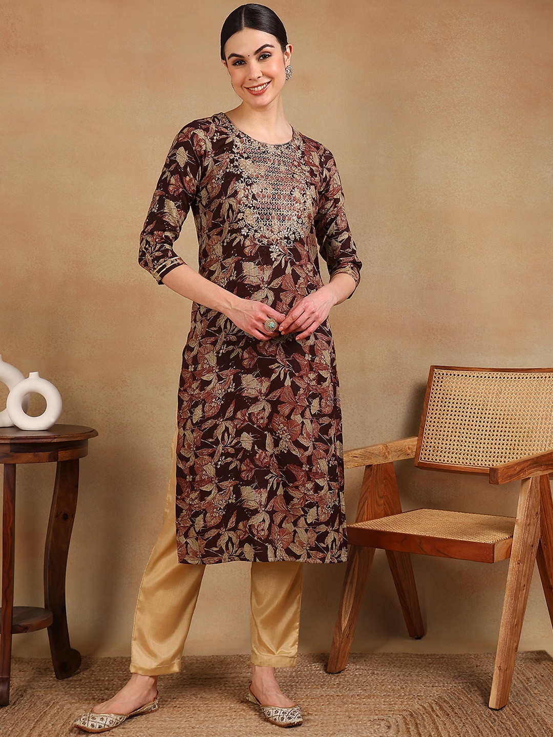 

KALINI Floral Embroidered Round Neck Zari Straight Kurta, Maroon