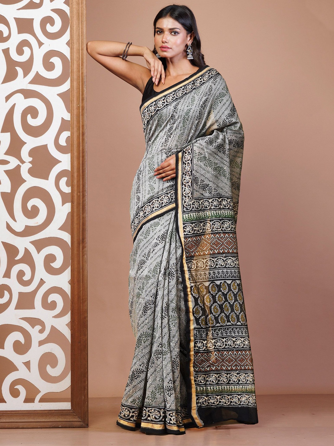 

Unnati Silks Kalamkari Zari Handloom Bagru Chanderi Saree, Grey