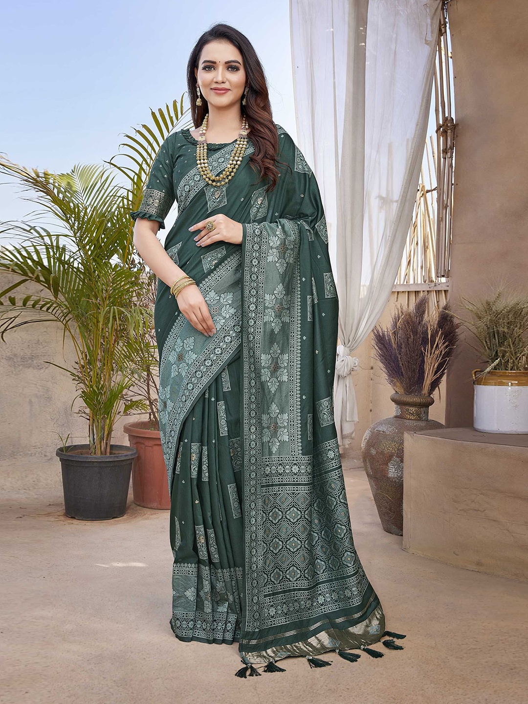 

Panzora Woven Design Zari Banarasi Saree, Green