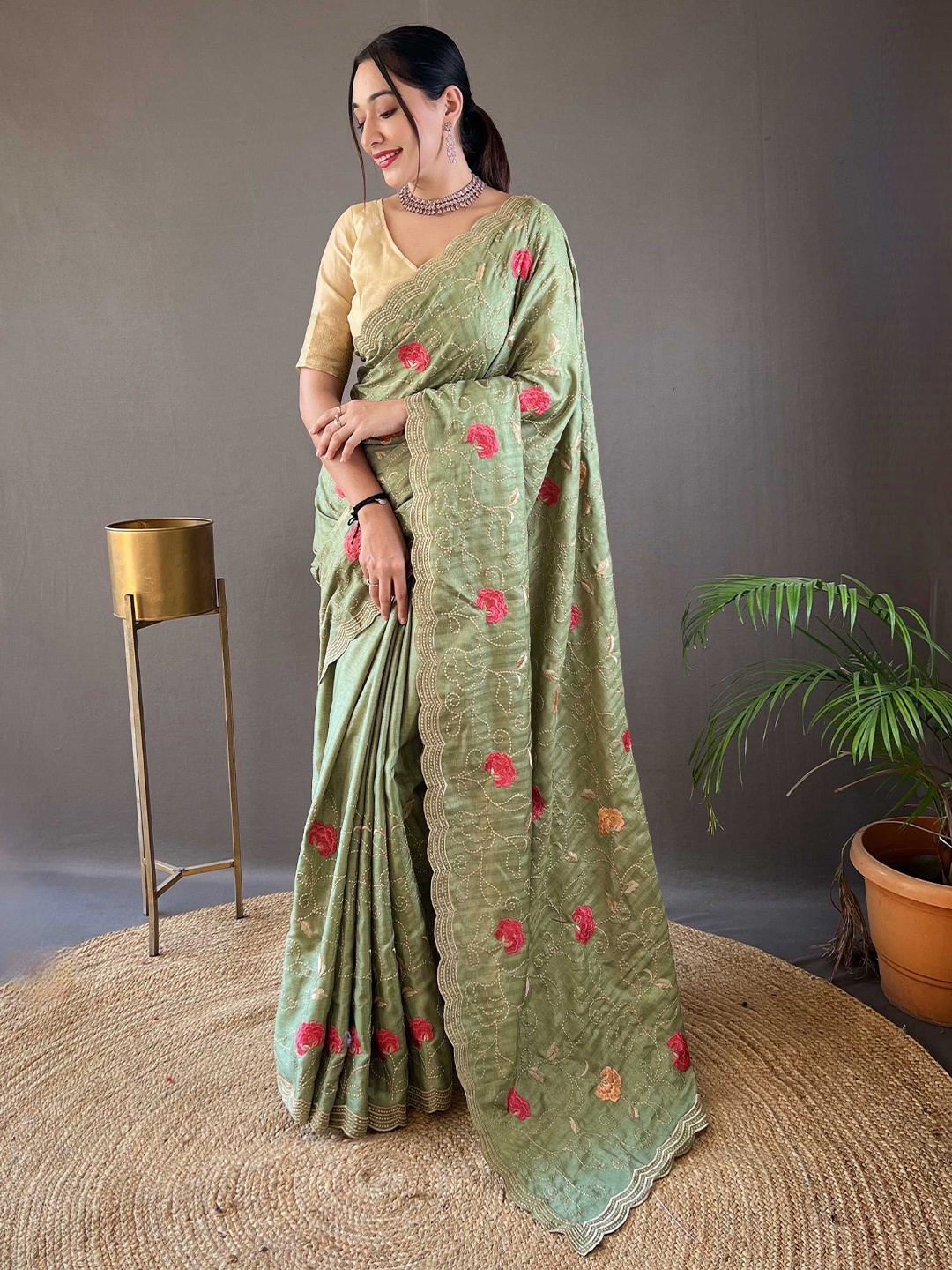

Panzora Floral Embroidered Tussar Saree, Green