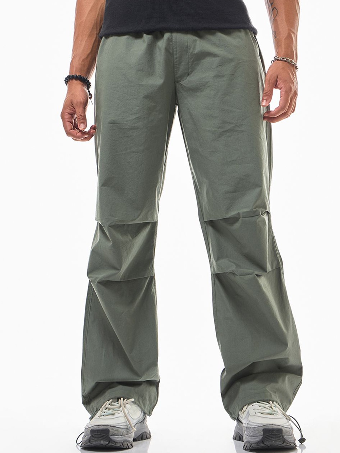 

Bewakoof Men Green Mid Rise Plain Cotton Parachute Oversized Cargos