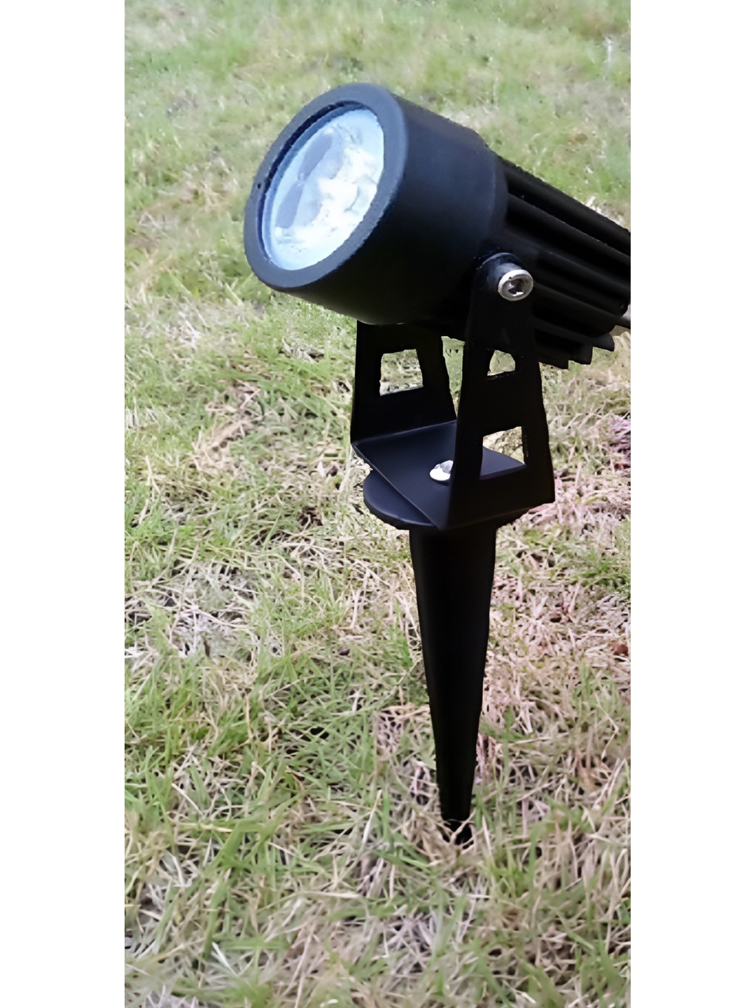 

SPARK WORLD White Cylindrical Shaped Outdoor Lamp