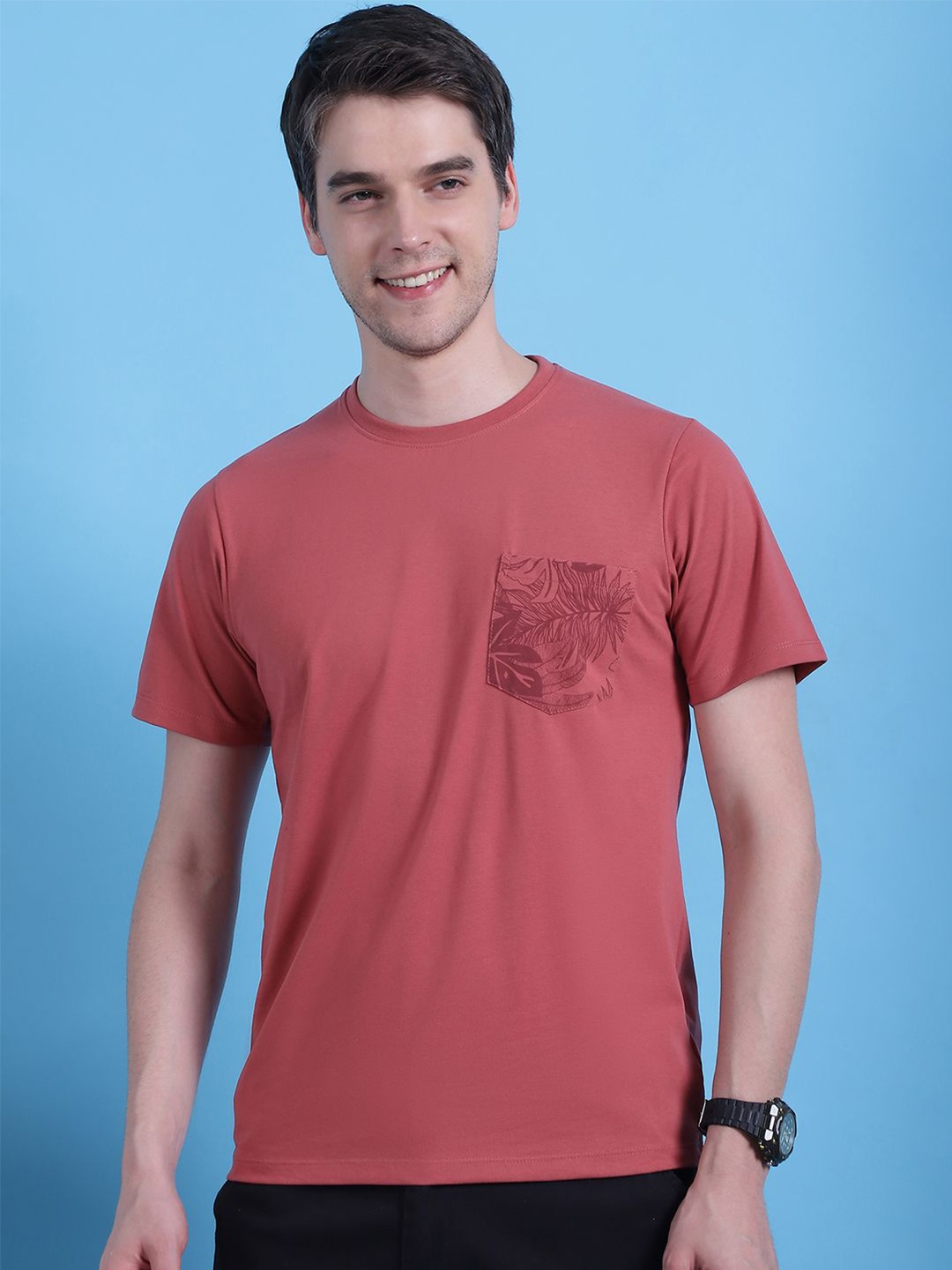 

VENITIAN Men Solid Pockets Round Neck T-shirt, Maroon
