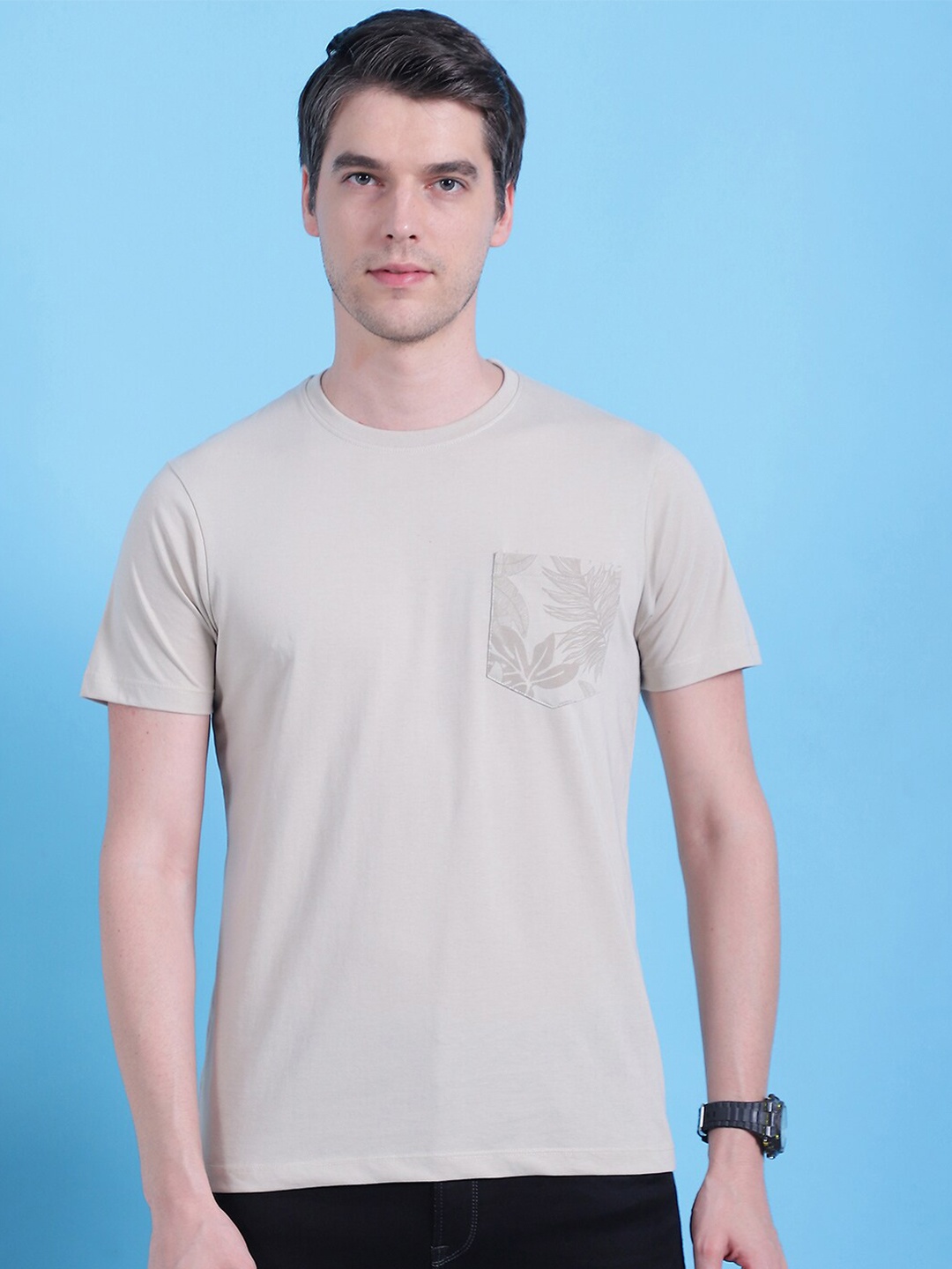 

VENITIAN Men Solid Pockets Round Neck T-shirt, Beige