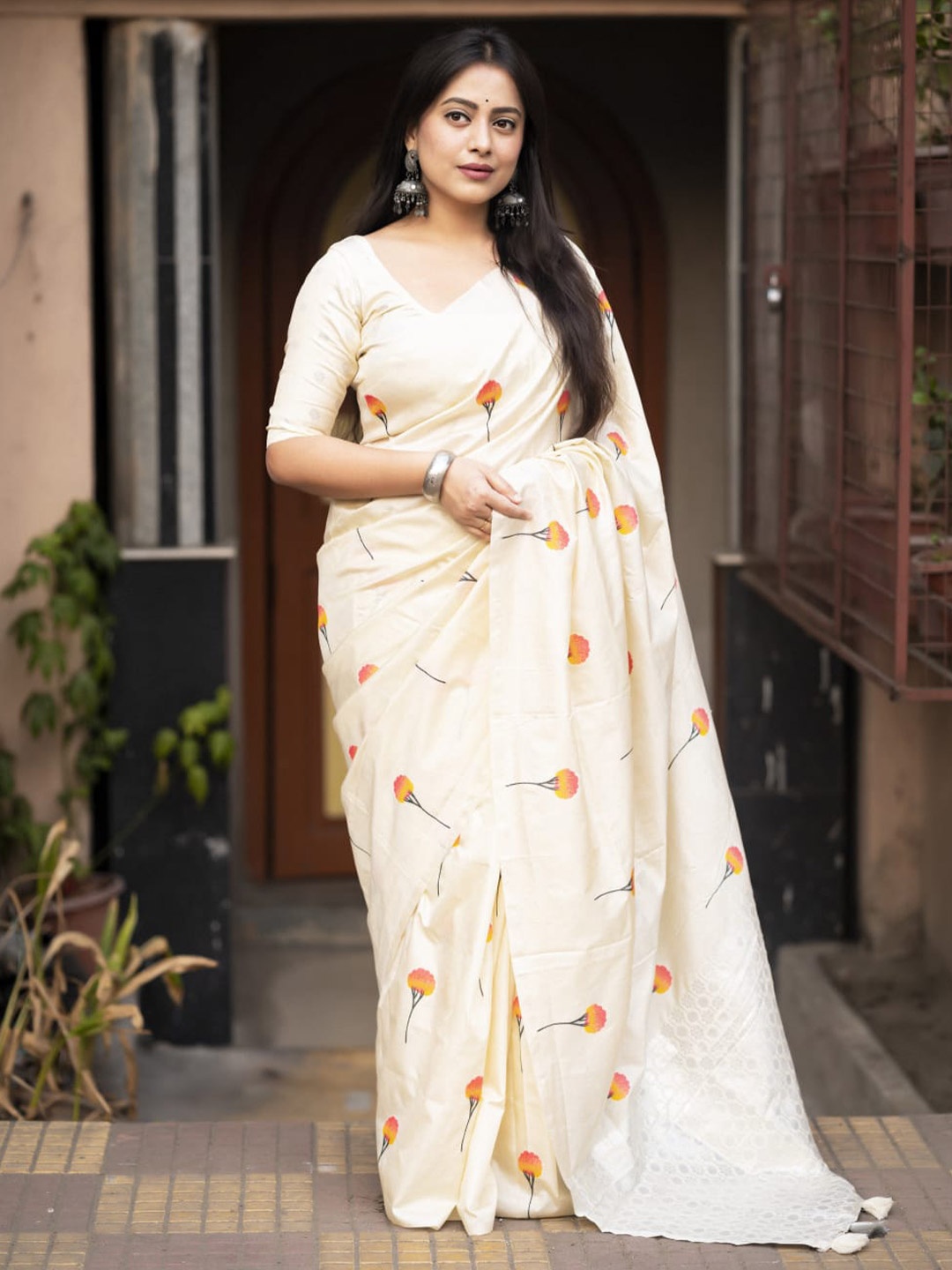 

STAVA CREATION Floral Zari Saree, Cream