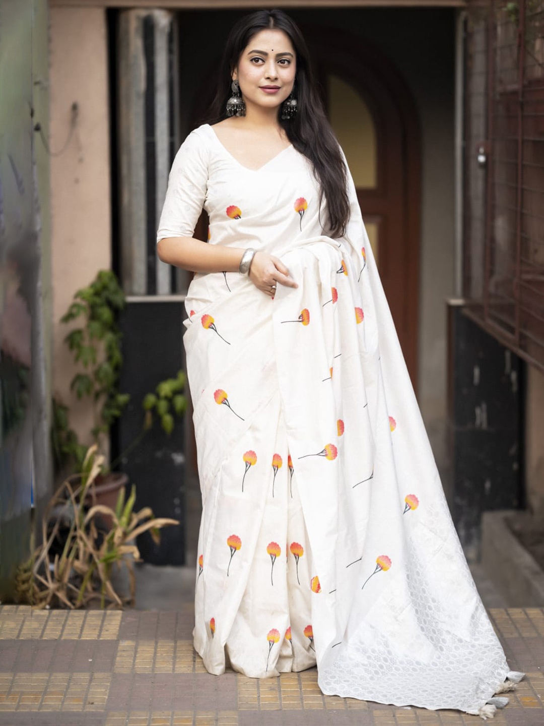 

STAVA CREATION Floral Woven Design Zari Saree, White