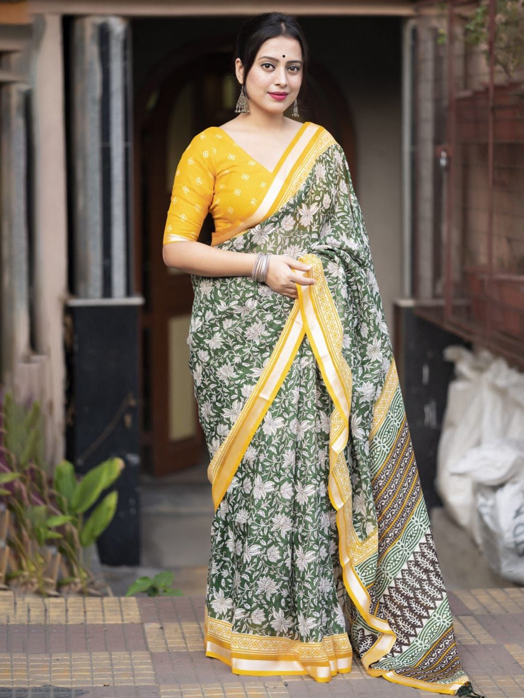 

STAVA CREATION Floral Jute Cotton Saree, Green