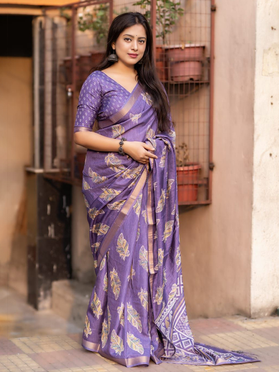 

STAVA CREATION Floral Printed Saree, Purple