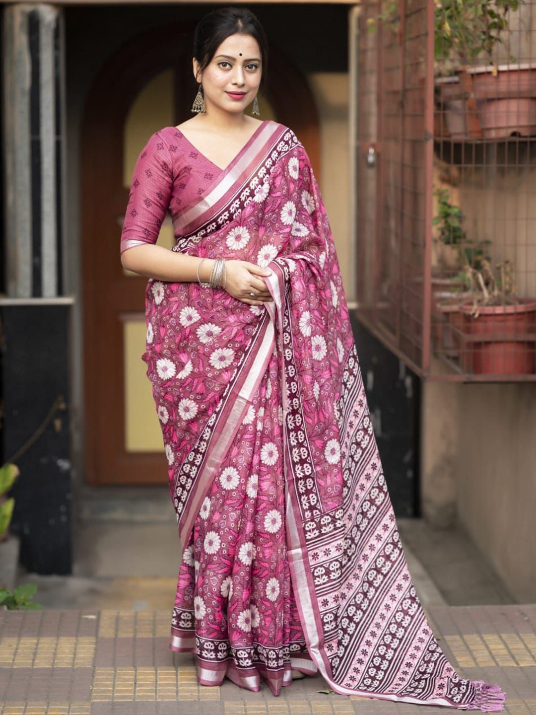 

STAVA CREATION Floral Zari Saree With Blouse Piece, Pink