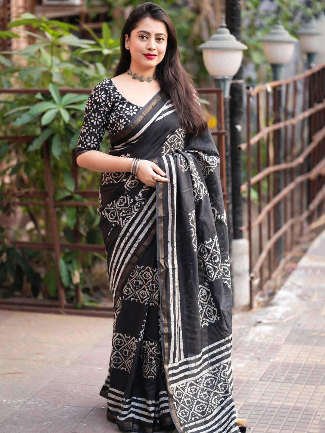 

STAVA CREATION Batik Pure Cotton Saree, Black