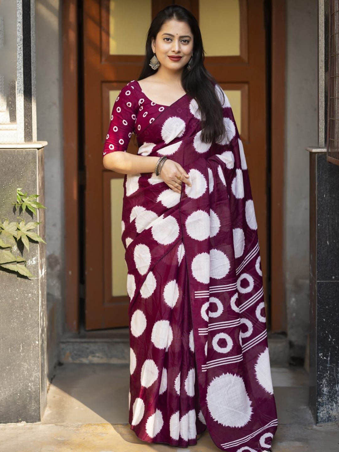

STAVA CREATION Geometric Printed Pure Linen Saree, Purple