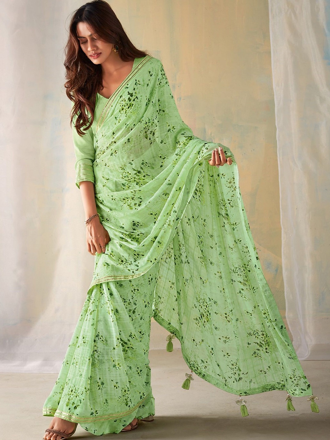 

Panzora Floral Embellished Saree With Blouse Piece, Green