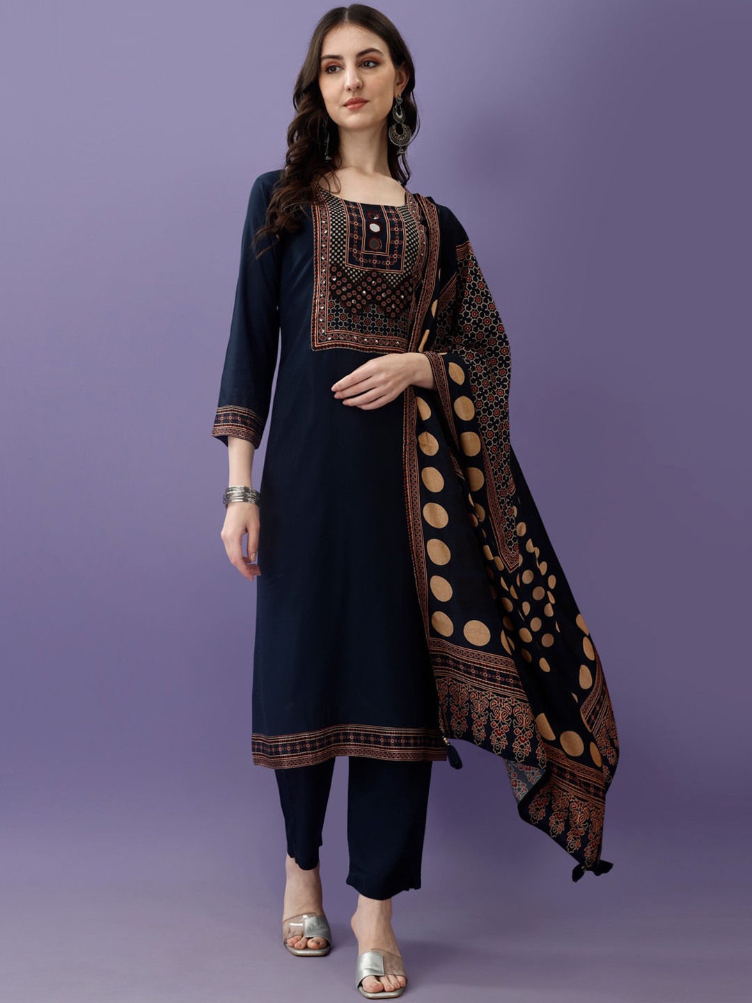 

SAPTRANGI Round Neck Floral Printed Regular Pure Silk Straight Kurta Set, Blue
