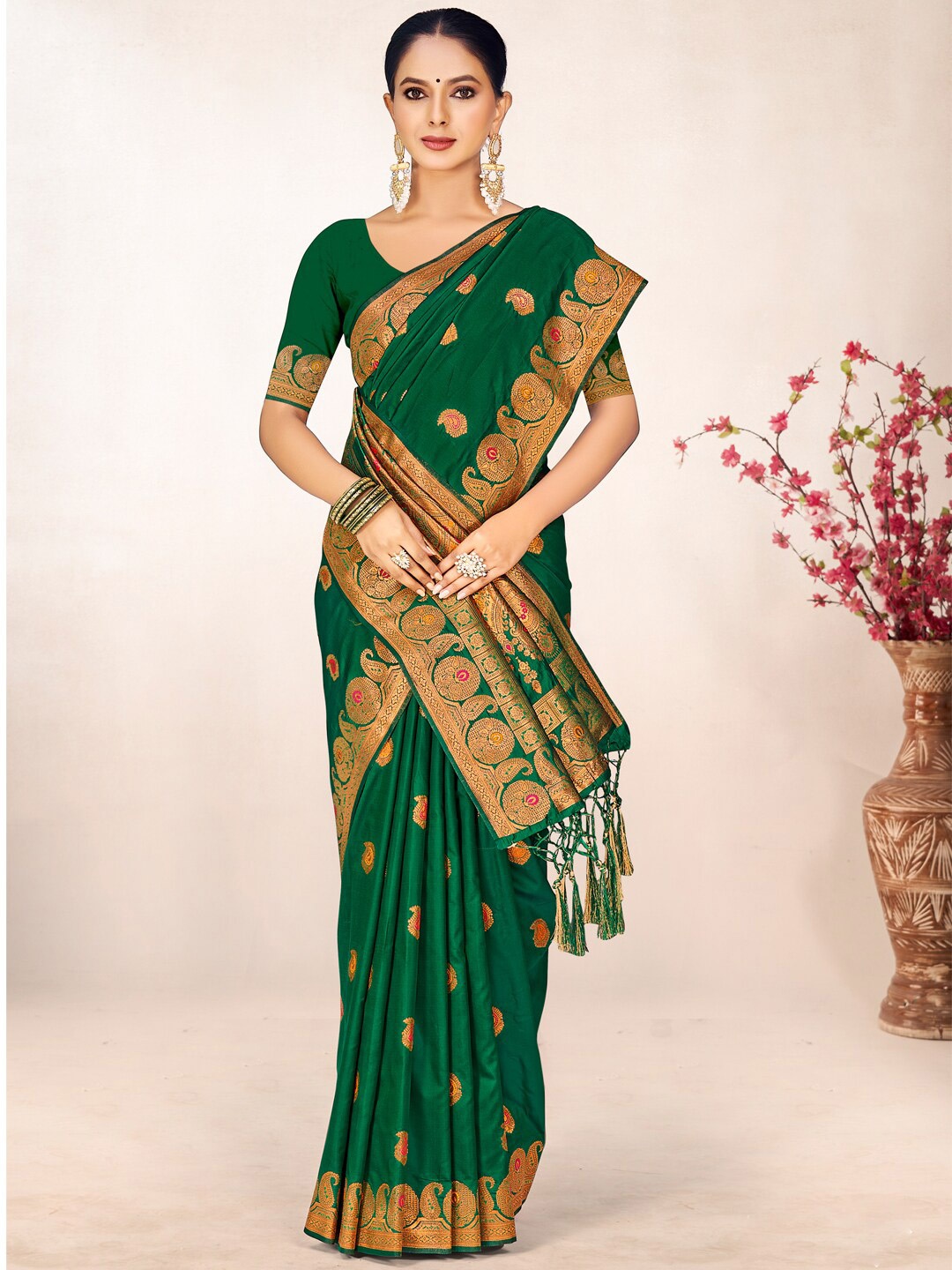 

SANGAM PRINTS Woven Design Zari Saree, Green