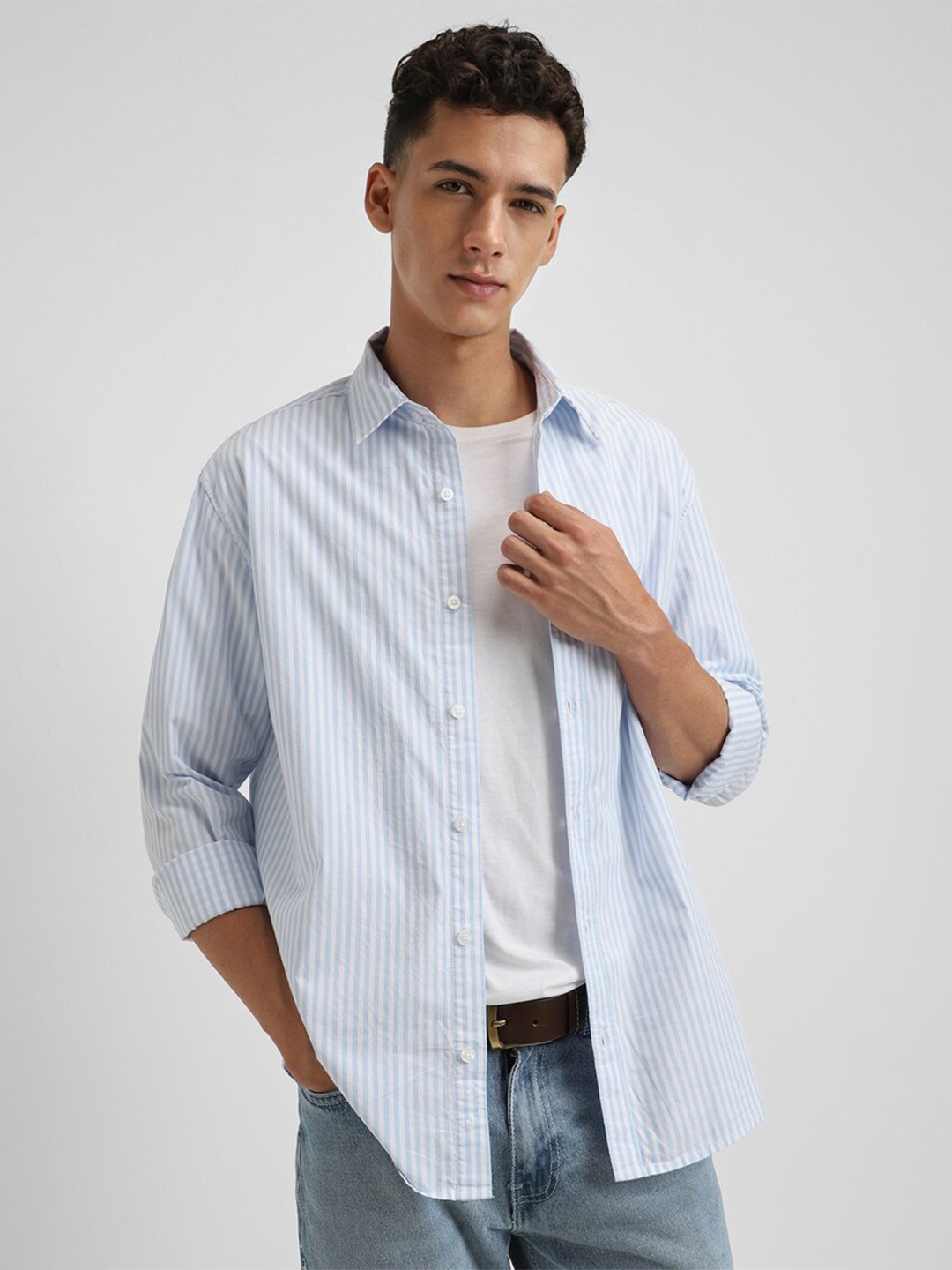 

FOREVER 21 Vertical Striped Spread Collar Pure Cotton Regular Fit Casual Shirt, Blue