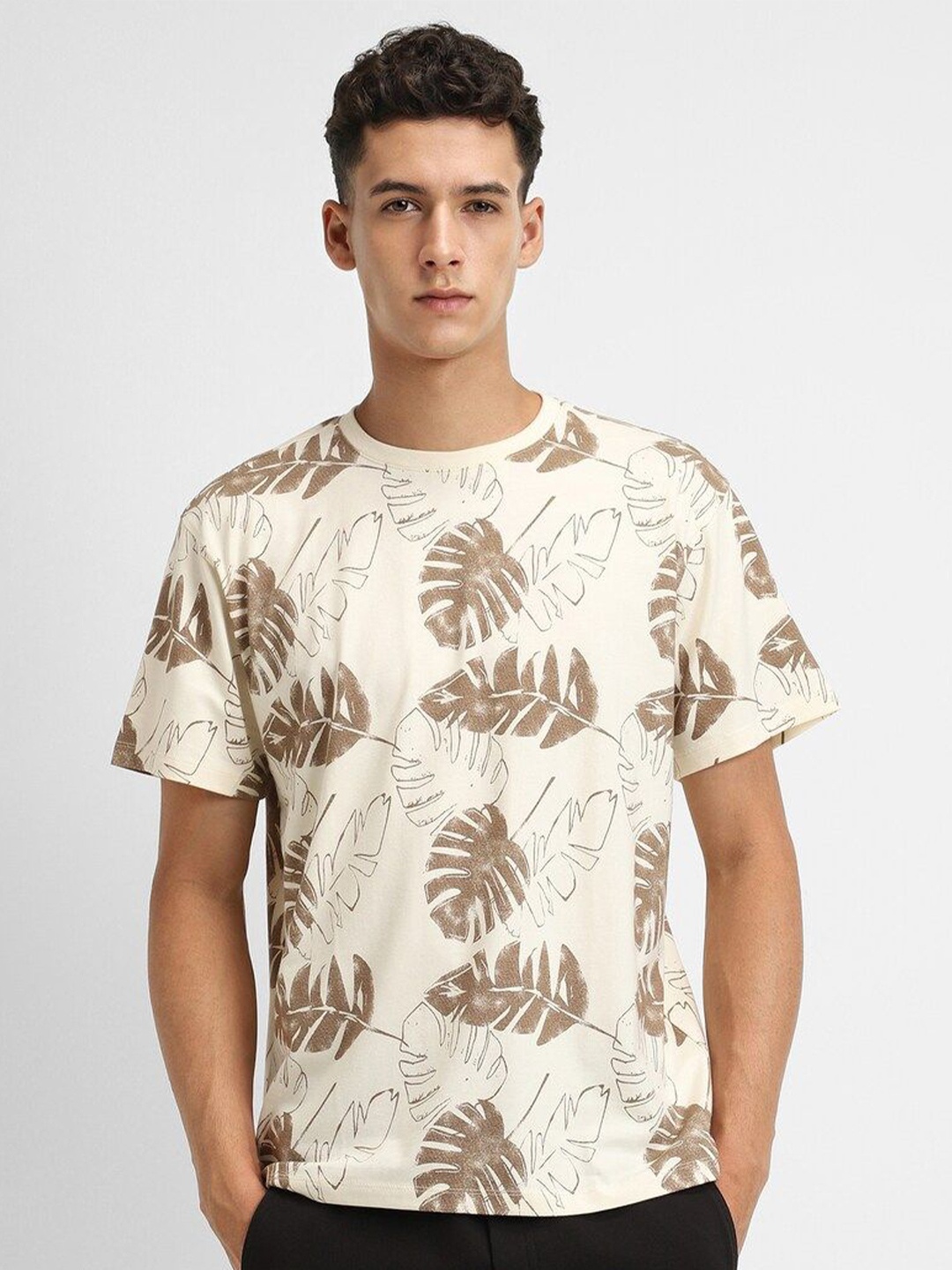 

FOREVER 21 Men Tropical Printed Round Neck T-shirt, Cream