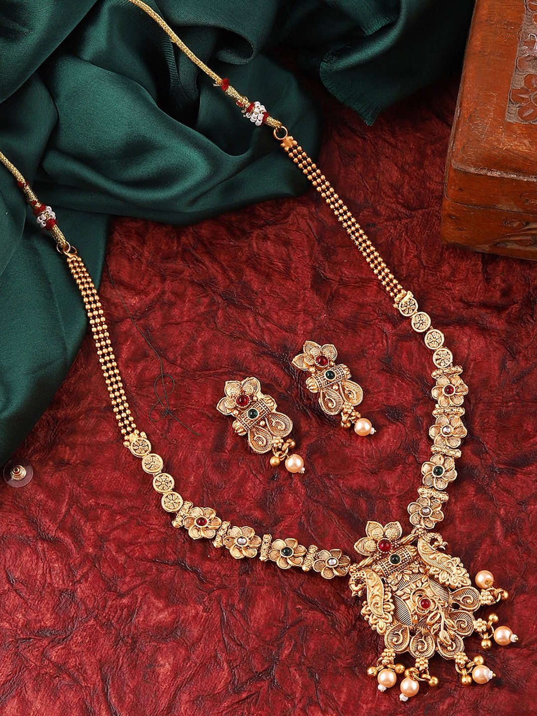 

MANSIYAORANGE Women Gold-Plated Pearls Studded Jewellery Set