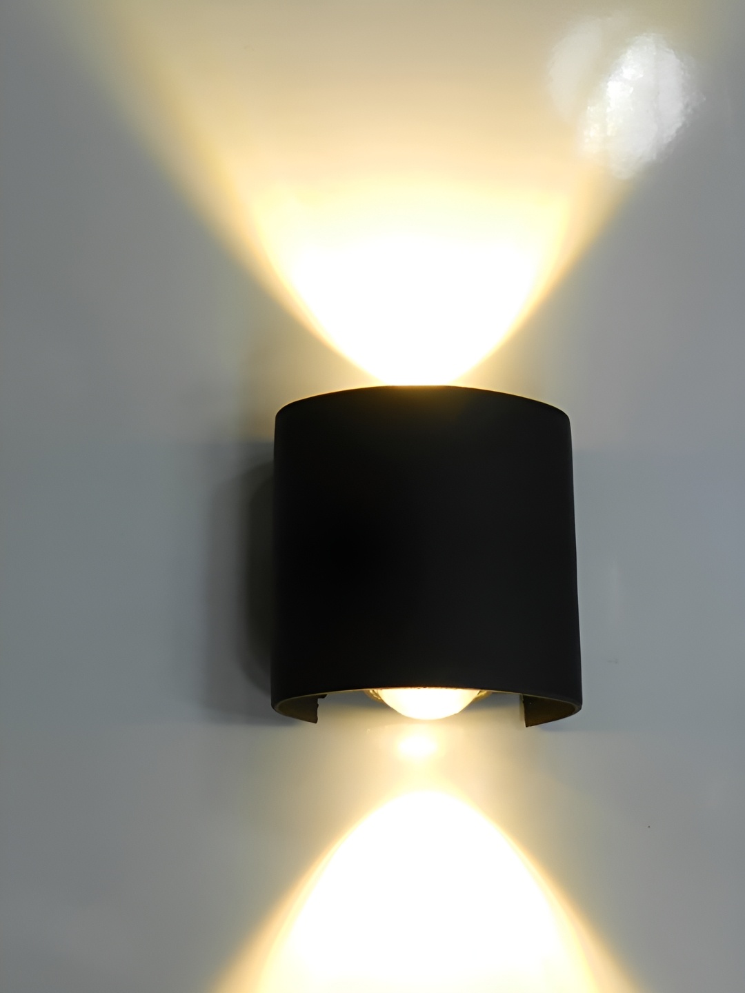 

SPARK WORLD Black Contemporary Cylinder Shaped Wall Lamp