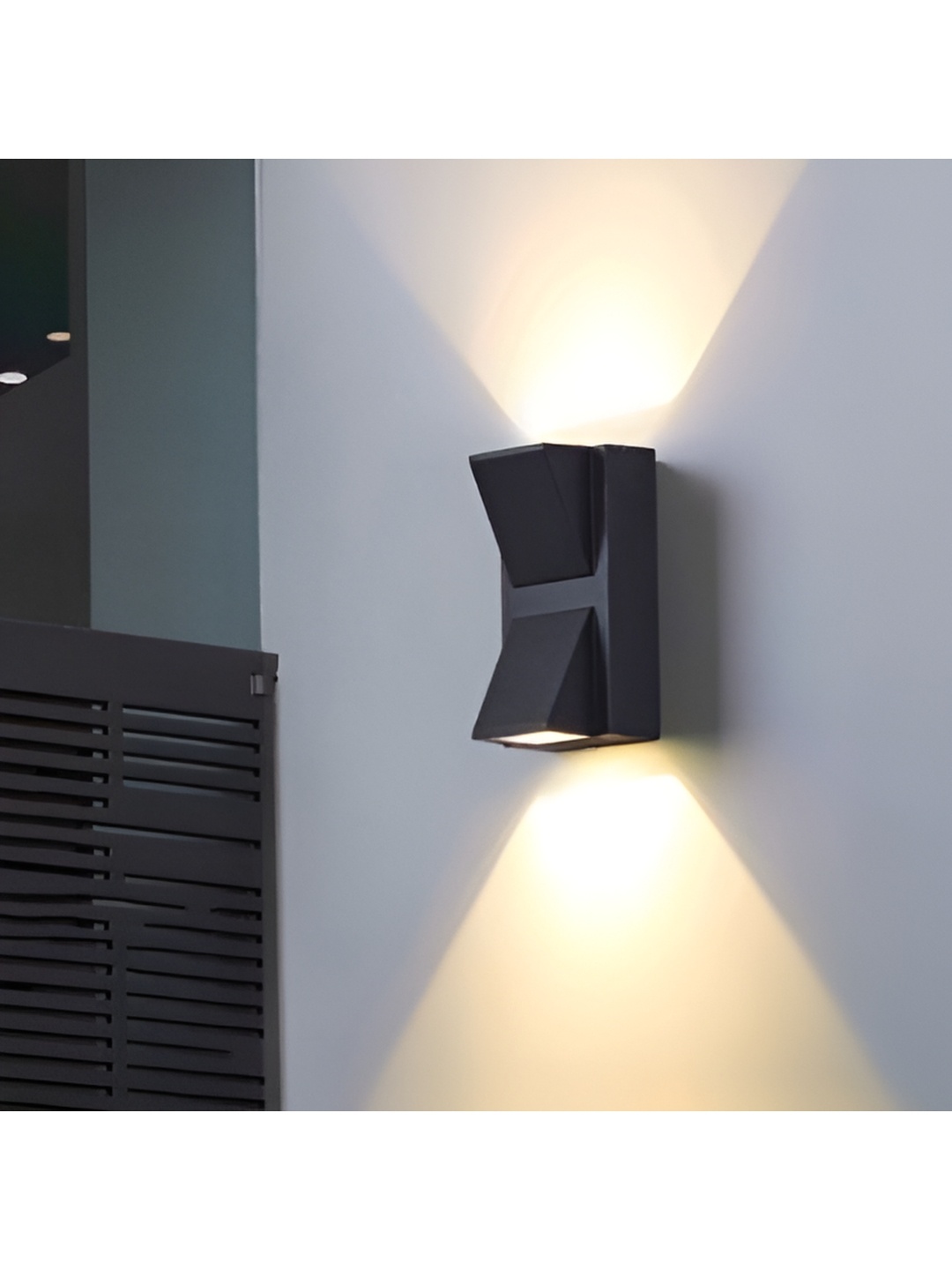 

SPARK WORLD Black Contemporary Abstract Shaped Aluminium Wall Lamp