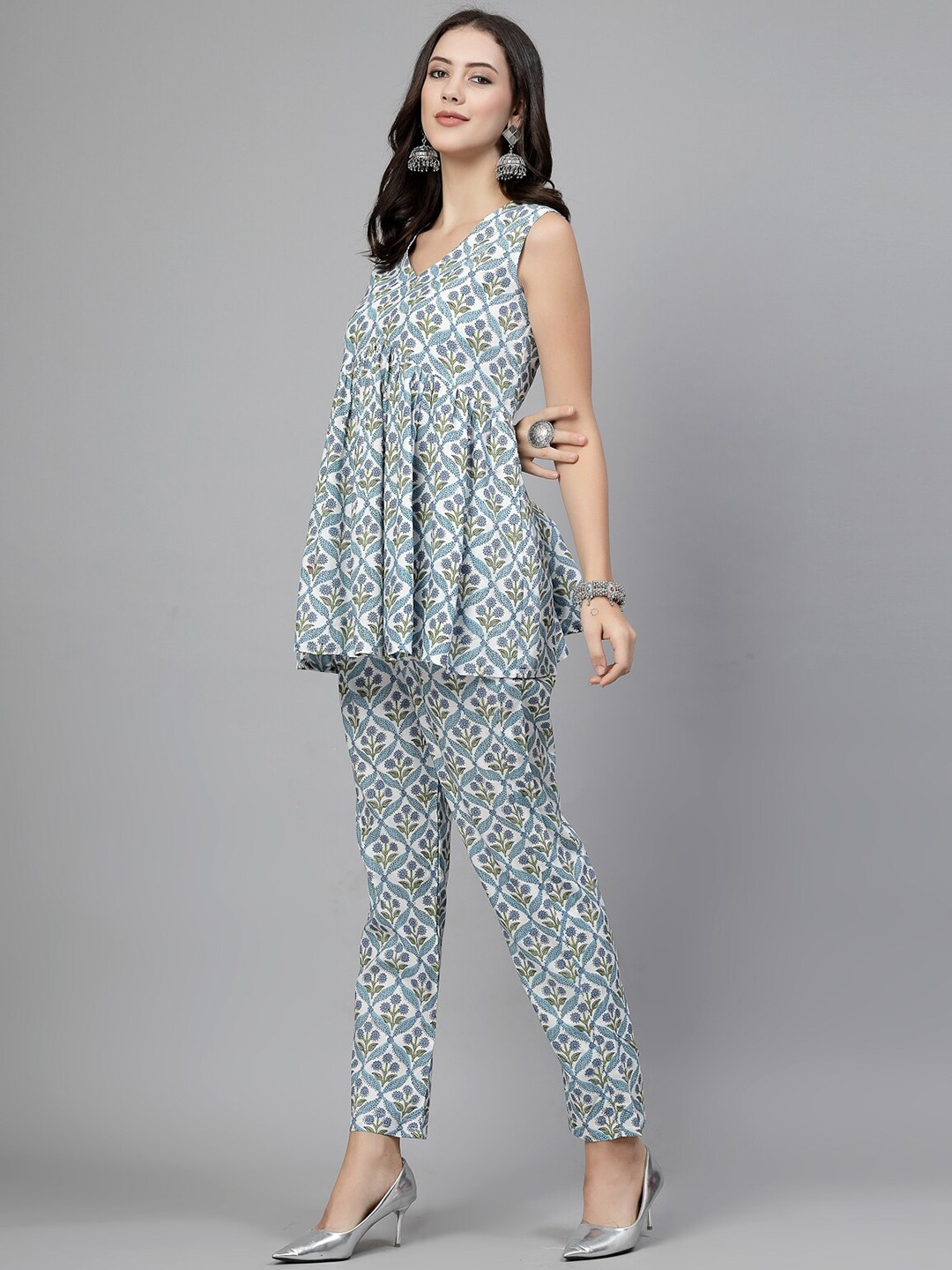 

Veshviti Women Floral Printed Empire Liva Top with Palazzos, Green
