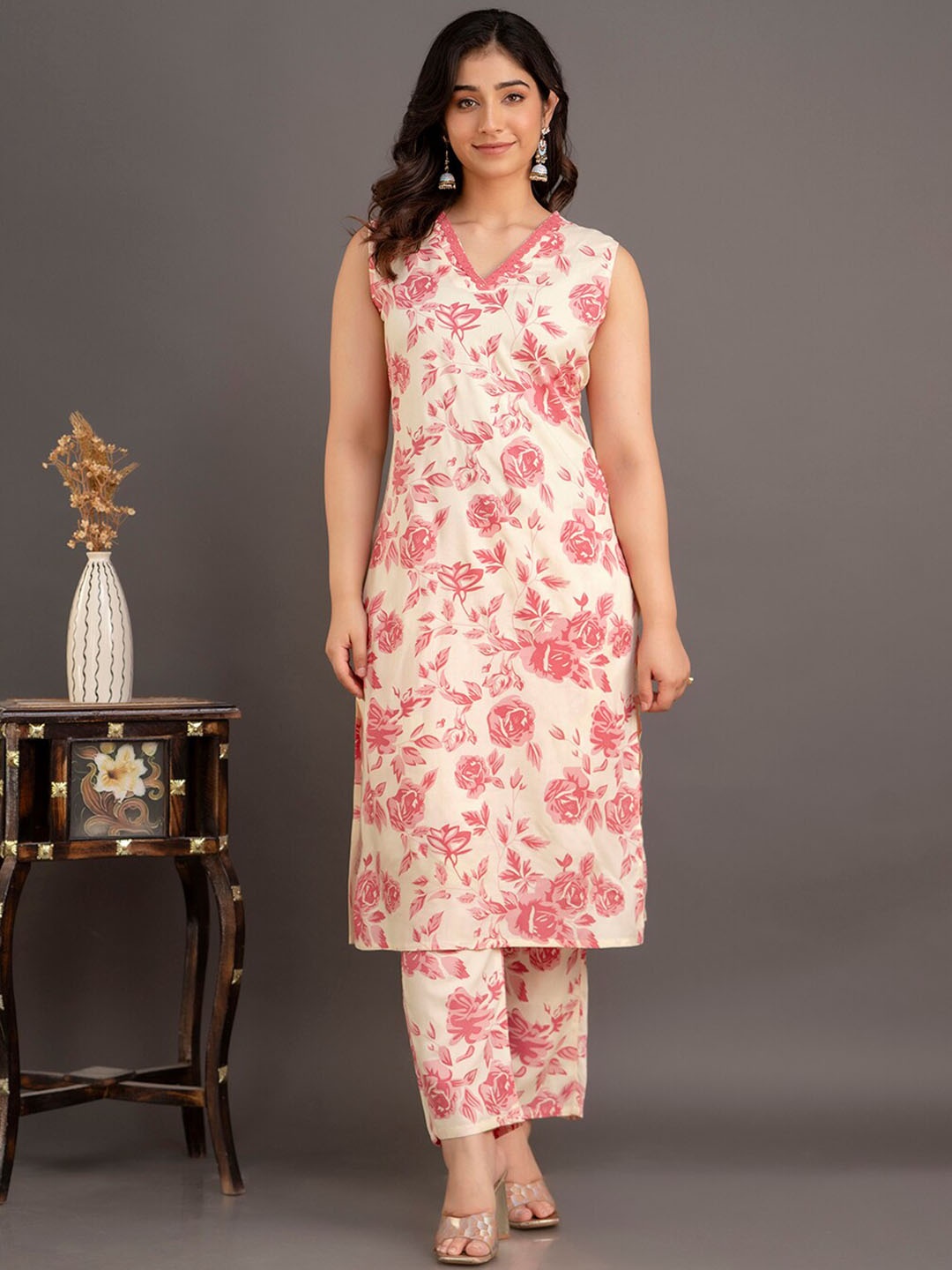 

Veshviti Women Floral Printed Regular Liva Kurta with Palazzos, Peach