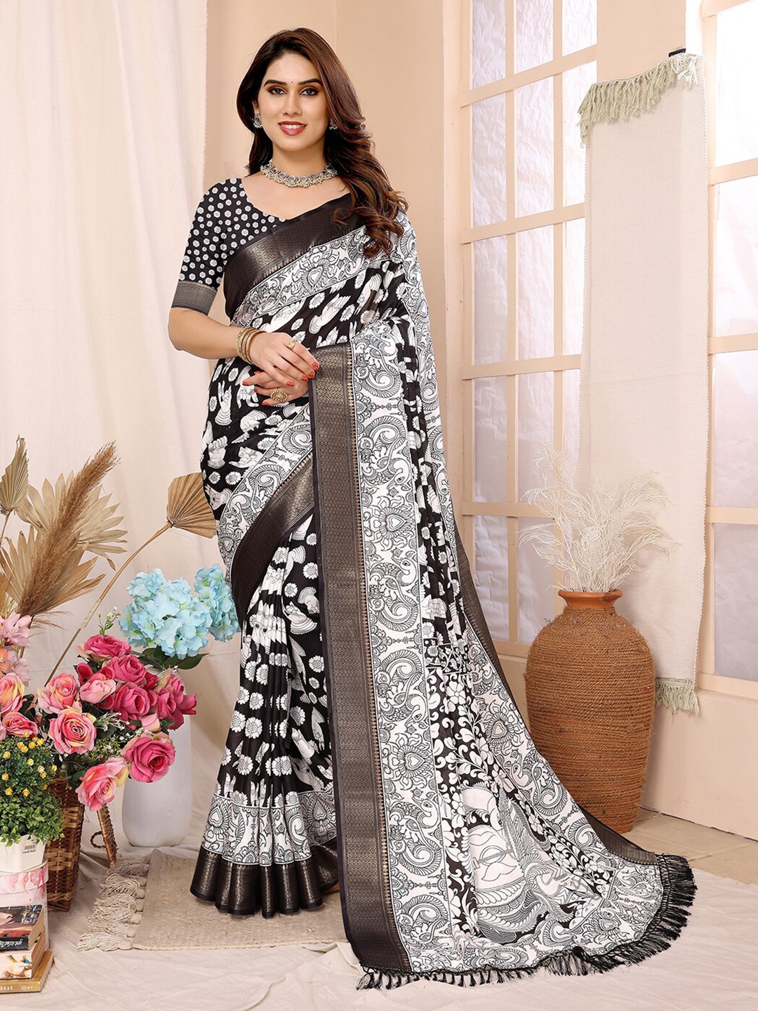 

ARYZE Floral Zari Saree With Blouse Piece, Black