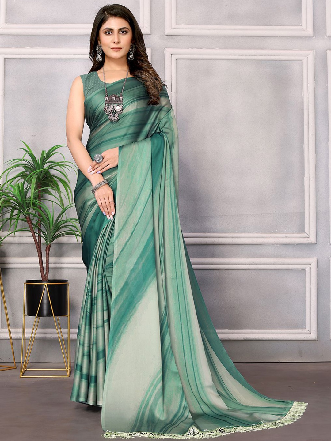 

ARYZE Printed Satin Saree With Blouse Piece, Green
