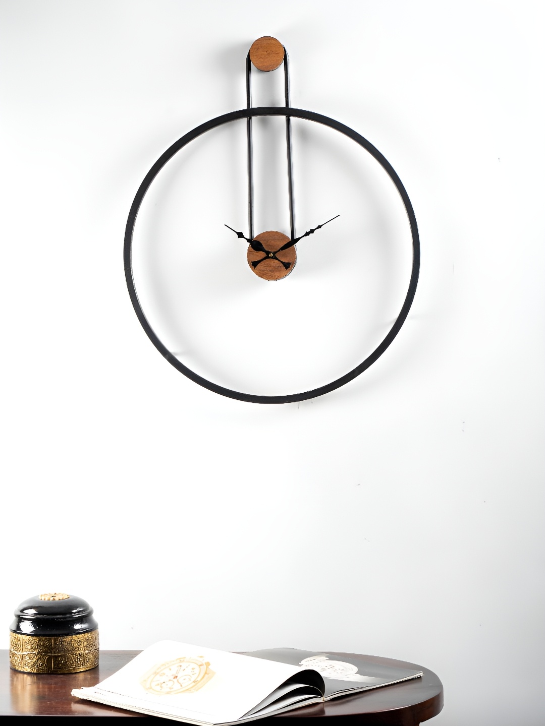 

vedas Black Round Analogue Wall Clock